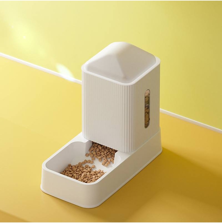 House shaped 3.5L pet feeder