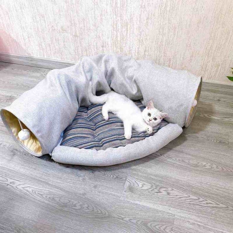 Semicircular pet bed with tunnel