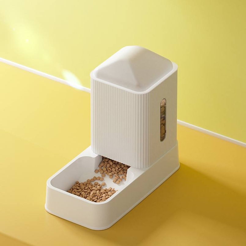 House shaped 3.5L pet feeder